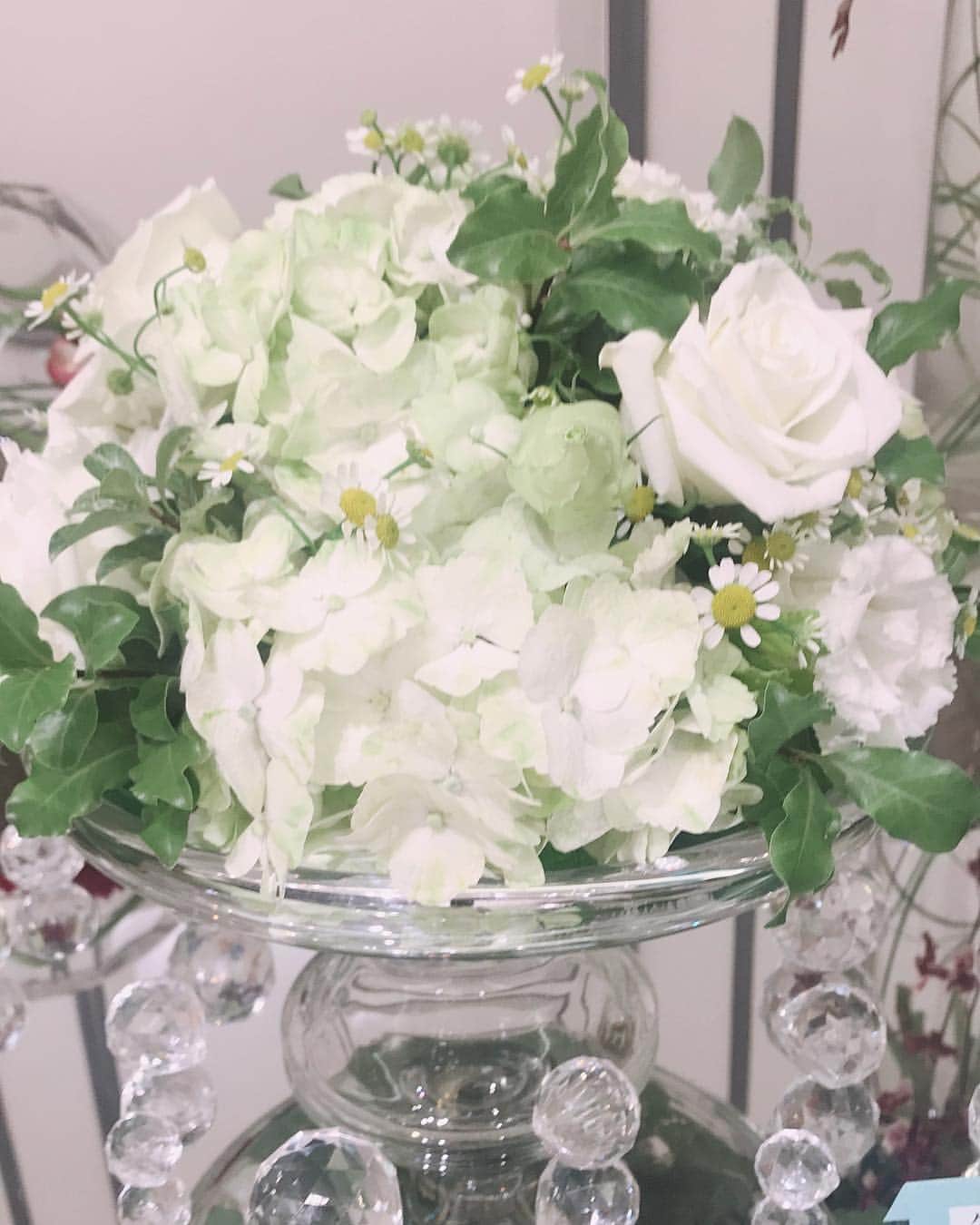 ホテルモントレ横浜のインスタグラム：「♥ ￣￣￣￣￣￣￣￣￣￣ @hotelmontereyyokohama.bridal をフォローしてね＊*. . フェアで人気のフラワーアレンジ その2💐 . . ◆ホテルモントレ公式HPはこちら* ‪https://www.monterey-wedding.jp‬ . #モントレ #モントレ花婿 #dressy花嫁 #プレ花嫁 #marry花嫁 #卒花 #marryxoxo #wedding #weddingceremony #weddingreception #weddingparty #weddingdress #dress #flower #yokohama #日本中のプレ花嫁さんと繋がりたい #結婚式 #パーティー #披露宴 #ホテルウェディング #ウェディングドレス #横浜#モントレ横浜 #横浜花嫁 #みなとみらい#令和婚  #ブライダルフェア」