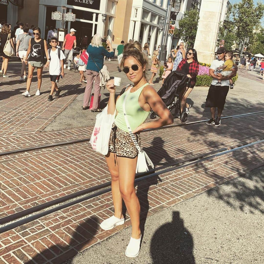 Jessie Jamesさんのインスタグラム写真 - (Jessie JamesInstagram)「Little grove action with the girls. This plastic bag in hand is full of candy to bring back to the babies and niece😊」8月12日 9時56分 - jessiejamesdecker