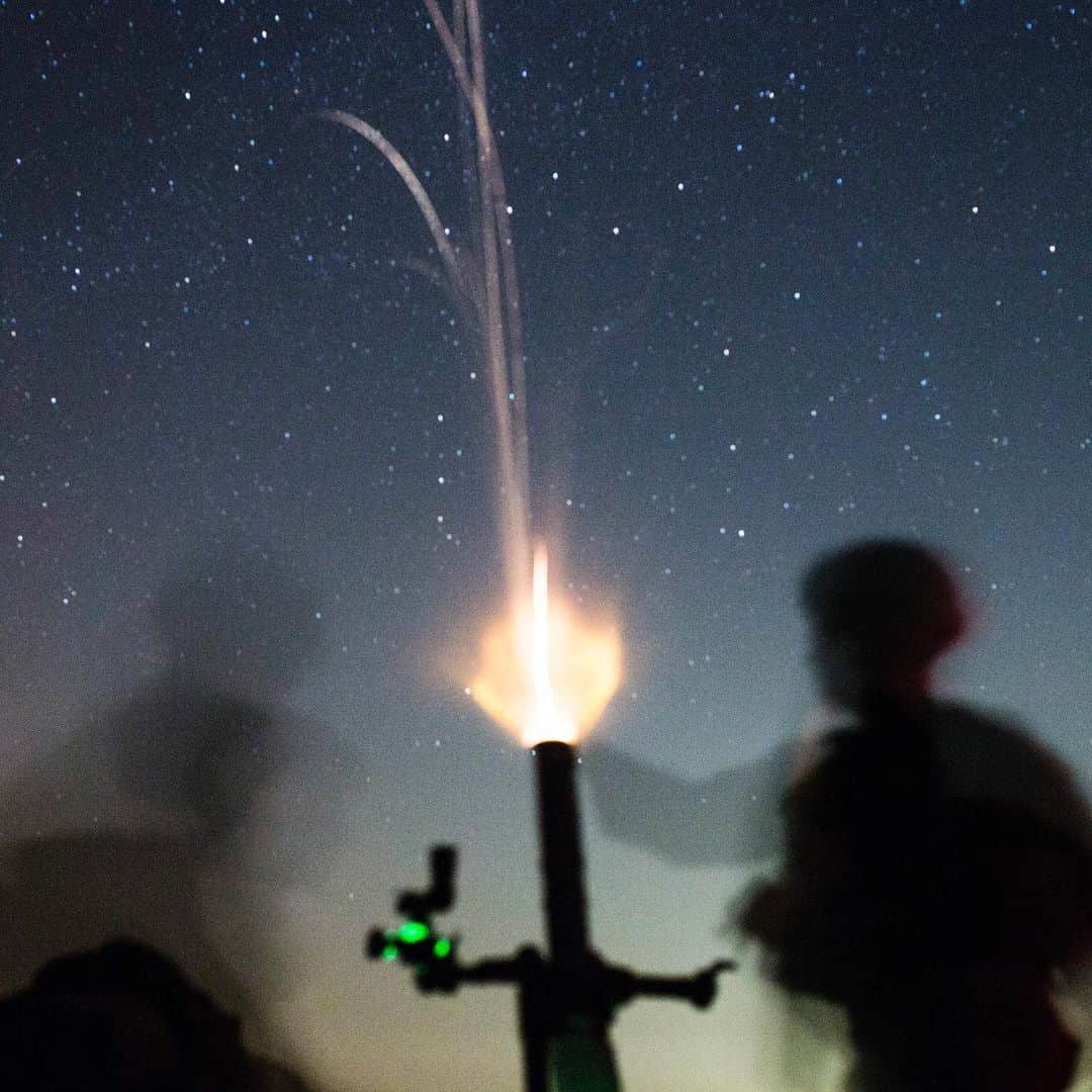 アメリカ海兵隊さんのインスタグラム写真 - (アメリカ海兵隊Instagram)「Night Shift  Marines with Kilo Company, Battalion Landing Team 3/5, @pride_of_the_pacific fire an M224 60 mm mortar system during live-fire training. (U.S. Marine Corps photo by Lance Cpl. Dalton S. Swanbeck)  #Marines #Deployed #Military #NightPhotography #MilitaryWeapons」8月12日 10時06分 - marines