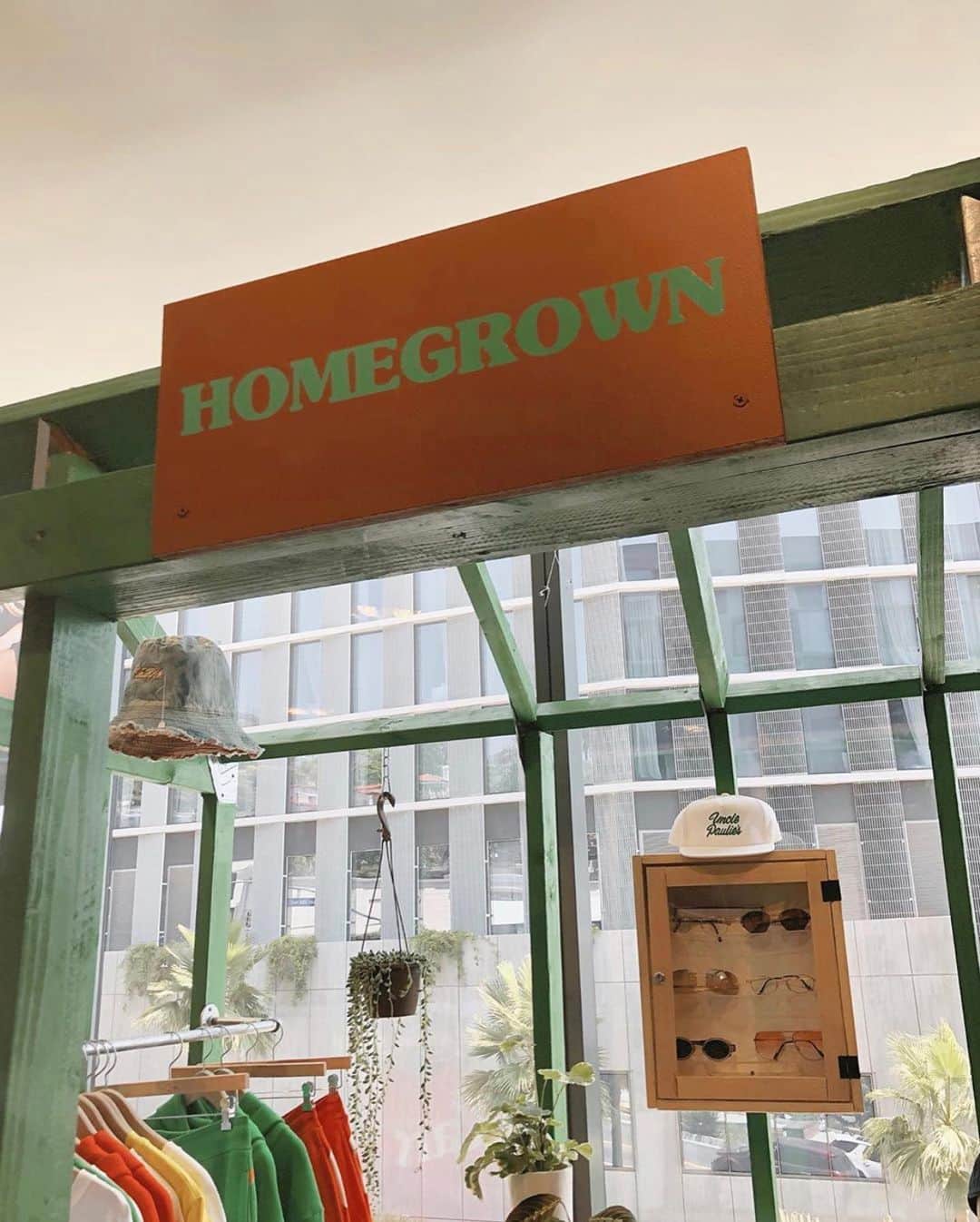 Fred Segalさんのインスタグラム写真 - (Fred SegalInstagram)「happy weekend ✌️/ check out the brand new multi-brand concept @homegrownsunset from our very own @ricky_chavarria + @castroclifton」8月12日 10時07分 - fredsegal
