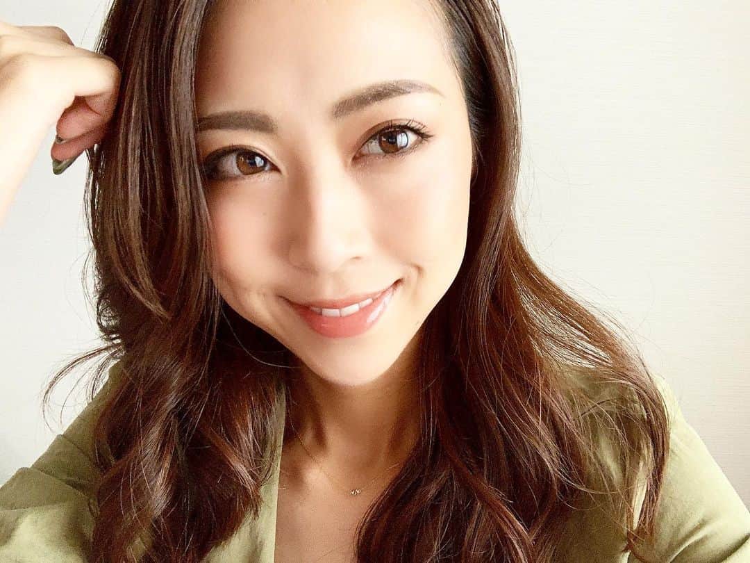 のインスタグラム：「最近お友達からも好評のアイシャドウ。 CHANELは自然な発色とパール感が丁度いい。 キラキラのラメよりパール感が最近の気分。 メイク得意じゃなくても綺麗に仕上げてくれる✨ オレンジ系が日焼け肌にも良い感じ👌🏻 . CHANEL  レ キャトル オンブル 204  ティセ ヴァンドーム . #CHANEL#204#ティセヴァンドーム #コスメ#アイメイク#アイシャドウ#シャドウ#デパコス#シャネルコスメ#ナチュラルメイク#自まつ毛#アラサーメイク#MCメイク#cosmetics#eyemake#naturalmakeup#makeuplover#selfie#myfavorite#beauty#healthy #山田のコスメ」