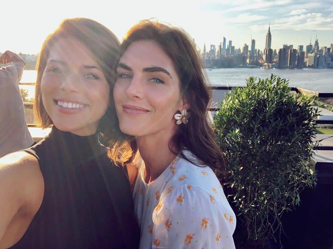 ヒラリー・ローダのインスタグラム：「🏙✨」