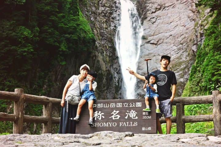 のインスタグラム：「Few years ago. 怪我してやっと歩けるようになった時くらいの写真。 まだ杖で歩くのがやっとなのに滝見に行こうってなってめっちゃしんどかった記憶。笑  #脊髄損傷  #myfamily」