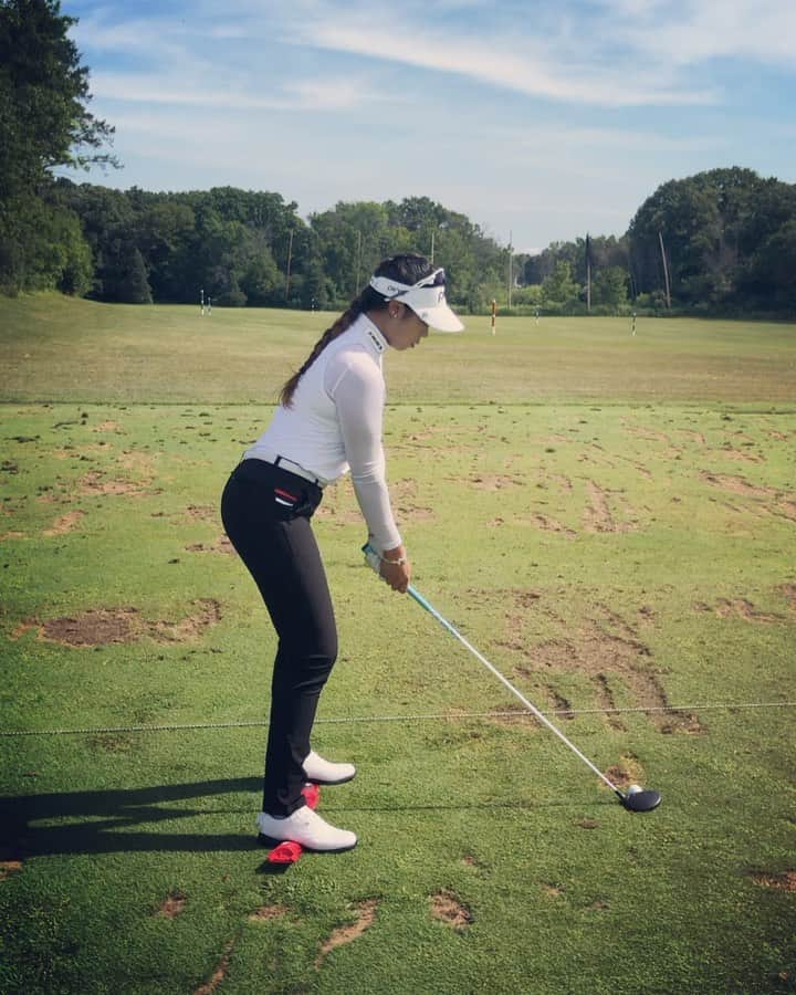 パティ・タバタナキトのインスタグラム：「Been getting a lot of questions about this red thing i’m using. It’s called a “Balance Rod”, I use it to feel the weight on my feet and maintaining a good balance throughout my swing. This aid also help me with my early extension problem coming down, it eliminates those push right misses👊 ON TO NEXT WEEK: Battle Creek, Michigan #pattygolf #road2lpga」