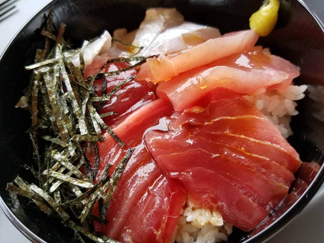 広瀬みくさんのインスタグラム写真 - (広瀬みくInstagram)「那智勝浦で食べた #マグロ丼 (*´꒳`*) 今更やけど和歌山旅の写真の続きを…✨笑 . 勝浦漁港 #にぎわい市場 に行ったよー♪ 勝浦方面には何度も行ってるけど漁港は初めて！ マグロ2種類と太刀魚も乗せてもらったんやけど、めちゃくちゃおいしかった(^q^)❤ また食べたい！！😍 . #和歌山 #那智勝浦 #勝浦のマグロ #鮪 #まぐろ #おいしい #グルメ #海鮮 #海鮮丼 #勝浦漁港 #和歌山大好き #和歌山観光 #和歌山グルメ #wakayama #japanesefood #seafood #wakayamatrip #yammy」8月12日 10時13分 - miku__hirose