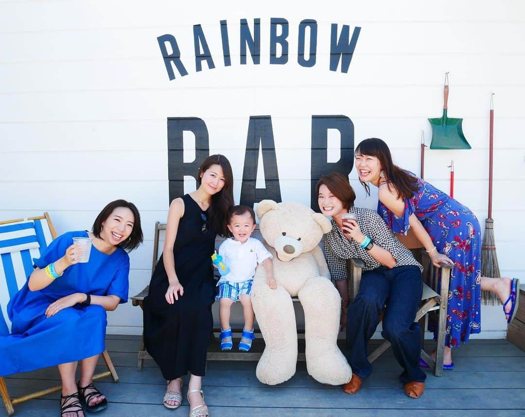 花田浩菜さんのインスタグラム写真 - (花田浩菜Instagram)「夏らしいこと☀️ お盆初日は親友ファミリー達と#バーベキュー 🥓 . #新豊洲 にある#wildmagic で10年ぶり？くらいに#手ぶらバーベキュー しましたがますますおしゃれになっていた😳！ . . 暑い日でしたが#トレーラー 付きのプランにしたので冷房付きの室内でも少しは涼めるし、フォトジェニックなスポットも満載！（スワイプ） 子連れには嬉しい#水遊びプール や、暑いから使っていませんが砂場もあり、みんなにたーくさん遊んでもらって、お肉みんな焼いてくれて😭（超感謝）おちびも本当に楽しそうでした👶母もほんと楽しかった💕💕 . . 暑いから室内スポットばかり行っていましたが、水遊びした後は甚平に着替えて夏祭りも行って帰り、思い切り夏らしいを満喫した1日❤️ . . #豊洲 #ワイルドマジック  #江東区 #子連れでお出かけ #赤ちゃんのいる生活 #夏の思い出 #バーベキュー #1歳児 #1歳10ヶ月 #親バカ部 #ig_oyabakabu #bbq #familyday #l4l #happy #happydays」8月12日 10時19分 - hanadahirona