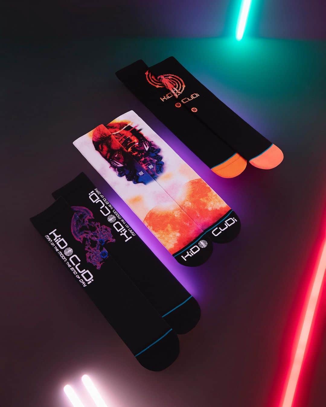 のインスタグラム：「Up, up and away 🌕 @kidcudi's signature collection introduces three new designs ranging from album artwork to the Cudi logo. Tap👆to shop each style. #StanceAnthem」