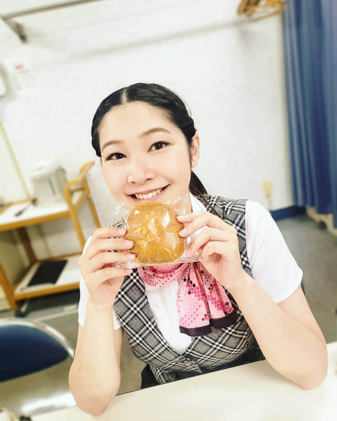 服部ひで子のインスタグラム：「👑吉本新喜劇ワールドツアー👑 すっちー&酒井座長班。  8/  9(金)栃木。 8/10(土)長野。 8/11(日)埼玉。  ご来場くださった皆様、ありがとうございましたﾟ+.ﾟ(´▽`人)ﾟ+.ﾟ  栃木県と長野県は、新喜劇のレギュラー放送をしていないのに、沢山のお客様のご来場に感動しました。  埼玉県は、 追加公演と言うことで ツアーでは２回目。 ありがとうございますm(_ _)m。  ちなみに、埼玉県は 大塚澪ちゃんの出身地。 澪ちゃんのお母様から頂いた #定峰やき がとても美味しかったです(*´∀｀*)。 今日は、 【三重】三重県文化会館に行かせていただきます(*^^*)。 12(月)①12:30～ ②16:30～ 各開演90分前から、当日券受付にてチケットも発売しております。 是非、お越しくださいませ～。 #吉本新喜劇 #よしもと新喜劇 #新喜劇  #吉本新喜劇ワールドツアー #大塚澪 ちゃん」