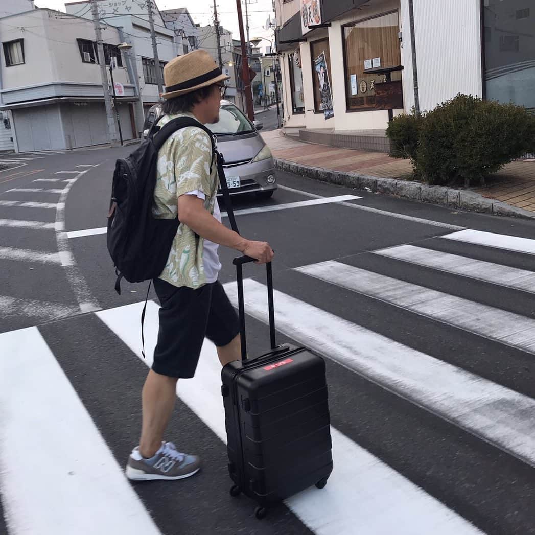 江口寿史のインスタグラム：「歩く人が一人もいない下館の町をあとにするおれ。彼女展会期中にもう一回くるかしら。もう一生来ることはないかしら。でも彼女展は本当に素晴らしいので皆さん行ってください。「東京から１時間40何分かが遠い」という人は多分１時間でも30分でも遠いと感じるんだと思う。騙されたと思ってあなたの大切な１日を使って見に行ってみて。絶対にあなたの時間を無駄にはさせないから。９月16日までやってます。」