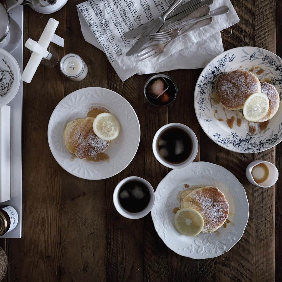 maggydaisyのインスタグラム：「＿ . . 1枚の人 と 2枚の人 . 昨日はデイジーの5回目の月命日でした。 亡くなってからずっとこのテーブルの上にお骨やお花、写真、お供えのパンやお水を置いていてどうしても動かせなかった。 昨日、やっと敷いていた布を変え、写真を変え、お供えを乗せたお皿を変えた。 泣くとモアが不安がるから我慢と思うけど、なかなかだなー  #onthetable #pancake #pancakes #パンケーキ #antiques #card_ya」