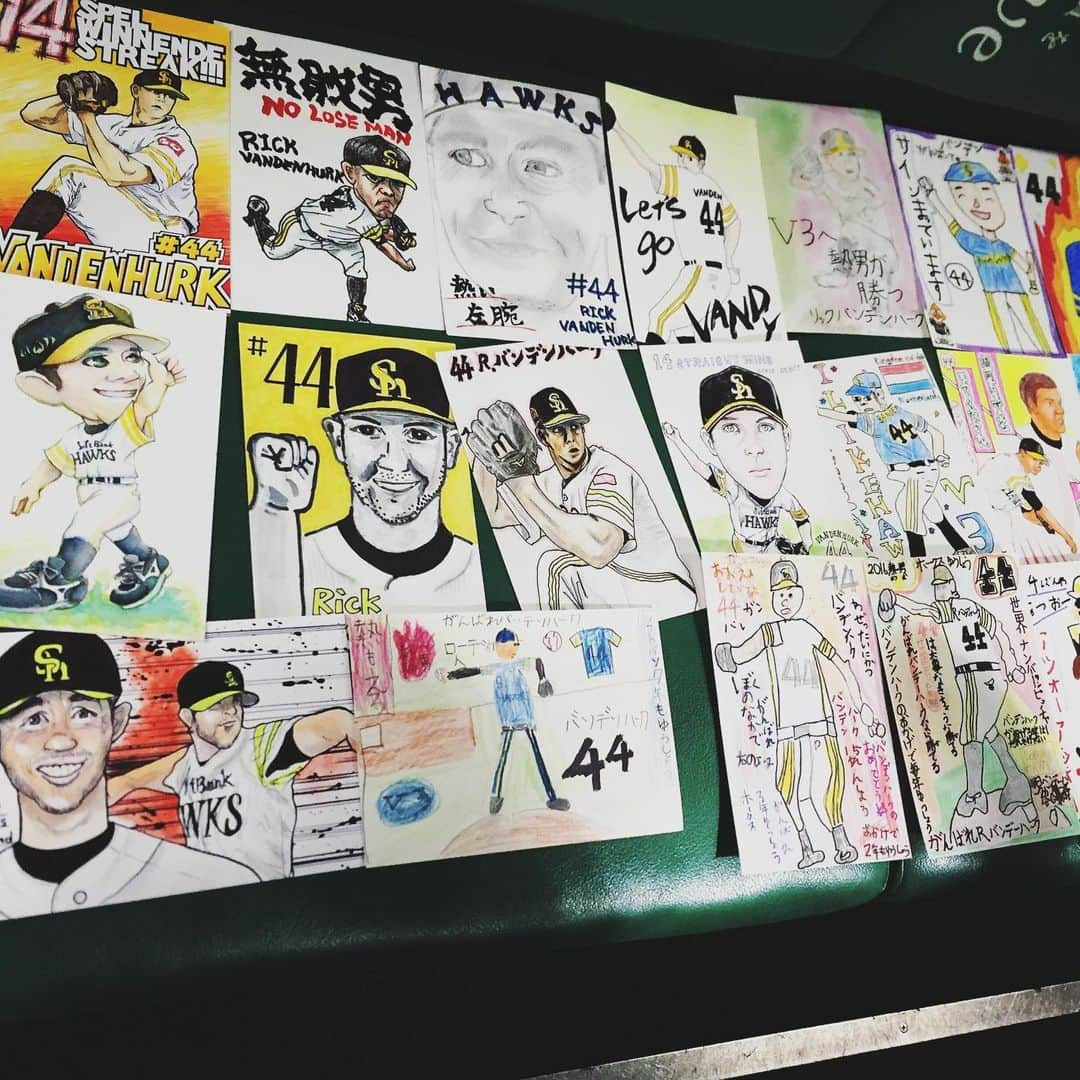 リック・バンデンハークさんのインスタグラム写真 - (リック・バンデンハークInstagram)「A collection of amazing art that I have received. Shout out to all the creative minds and thank you for the support.  #sbhawks #vandy44 #creativeminds #cartoon  #lookatthetounge  #バンデンハーク #ソフトバンクホークス」8月12日 10時39分 - rick_vdhurk