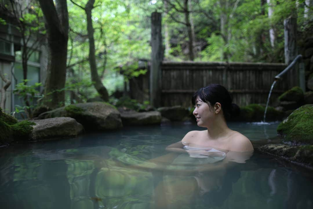 しずかちゃんさんのインスタグラム写真 - (しずかちゃんInstagram)「弁天温泉｢弁天温泉旅館｣ ７つもの源泉がある贅沢な温泉旅館 ・ 廃墟のような建物が昭和初期へタイムスリップしたかのような錯覚を起こして なんだかのんびり長居したくなるような場所 ・ #栃木県#弁天温泉#弁天温泉旅館#タオル１枚#mixbath#混浴#しずかちゃん#温泉モデル#温泉めぐり#入浴#naked#hotsprings#girls#japanese#bath#bathing#japanesegirls#asiangirls#japanesebeauty#mixbath#避暑中#travel#asiannude#笑顔#smile#asianbeauty#japanesenude#旅行#trip#nude」8月12日 10時45分 - ch.shizuka