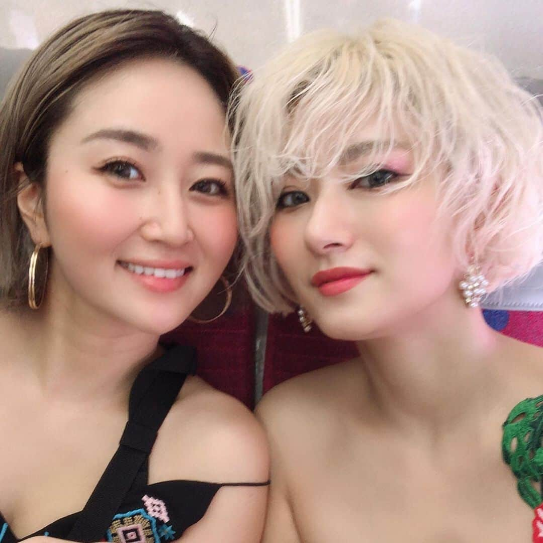 中川友里さんのインスタグラム写真 - (中川友里Instagram)「昨日は #mybluparty に招待いただいて @avocadoyuri アボカド🥑せんせーと 横須賀 猿島に行ってきました👏🌼ビーチで #myblu を吸いながら 夕暮れや夜風浴びながらのchill timeまじ最高だったーー😭😭♥️ 久しぶりの @aronbc にも会えたしhappy💐💐❤️👶 スペシャルステージは昨日だけだけど、 9/7までの毎週土曜は引き続き音楽とvapeを楽しめるチル空間があるのでみんなも行ってみてね🌹暑いから熱中症には気をつけて🥵夕方から行くのがオススメ〜💐💐🌼♥️🏖💋 #pr #マイブルーサマー #マイブルー #mybluparty」8月12日 10時49分 - darayunya