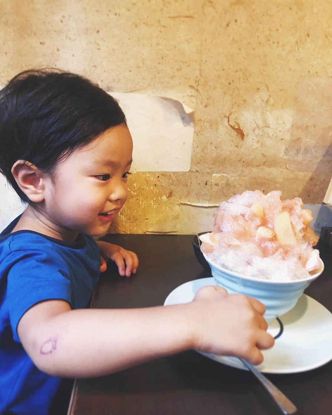 宇藤えみさんのインスタグラム写真 - (宇藤えみInstagram)「ご褒美に初めてのかき氷屋さん🍧 「あんから庵」へ。 美味しさに感動したようで 本当に美味しいと顔に出るよねぇ。 帰りお店の方にまた来るよ！  って言っていました。笑笑 そして実家にかき氷の機械があって 今も食べてるw #僕の夏休み#愛媛#松山 #あんから庵」8月12日 10時55分 - emiuto