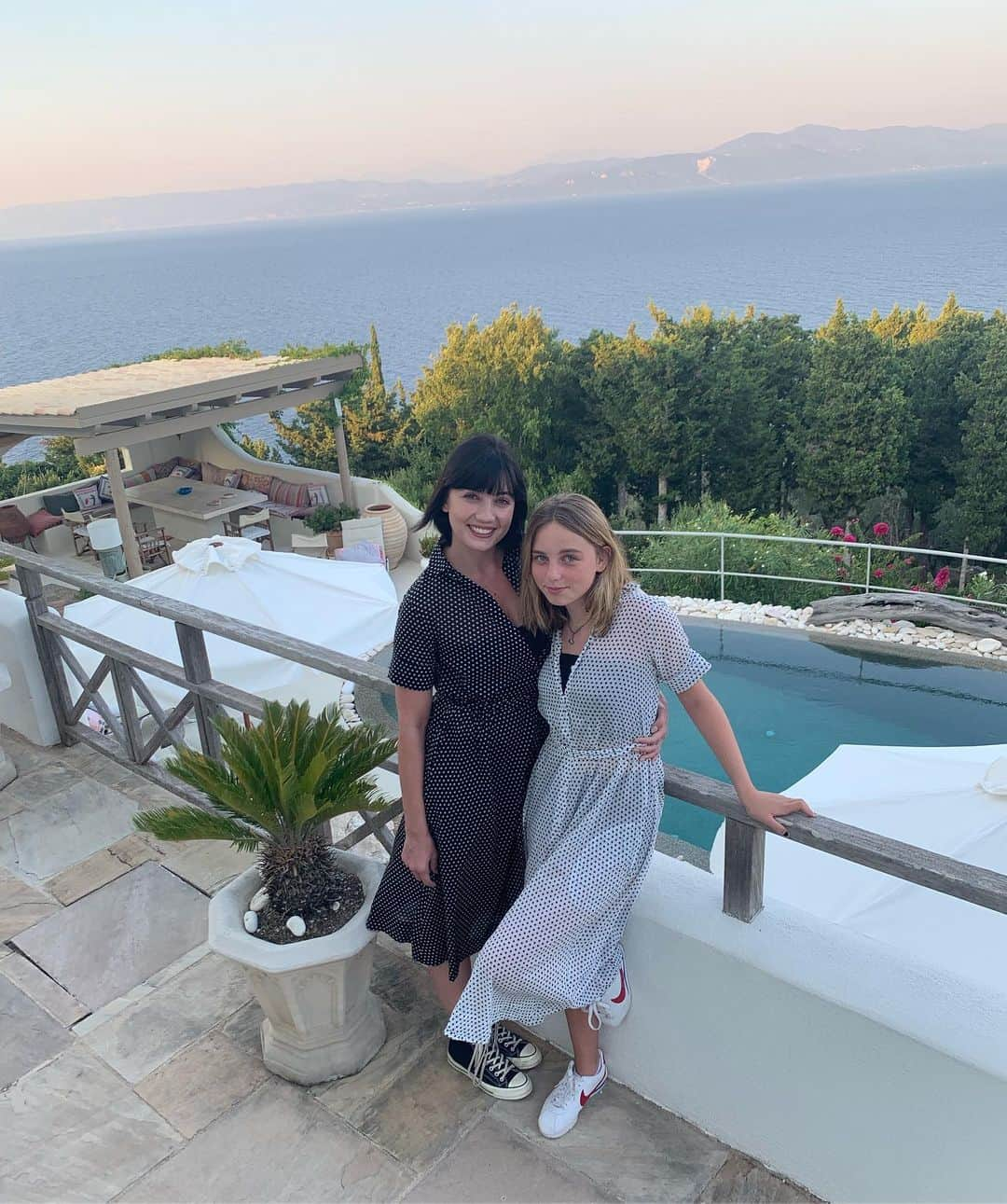 デイジー・ロウさんのインスタグラム写真 - (デイジー・ロウInstagram)「The last supper @villanero_paxos thank you @pearllowe @dannygoffeyofficial & @scottwilliamsvillas  for the best holiday - @bettygoffey & I have had a ball. It is a very special place... here’s to always twinning with your favourite girl & a diet full of Greek salads ♥️☀️⛵️」8月12日 1時59分 - daisylowe