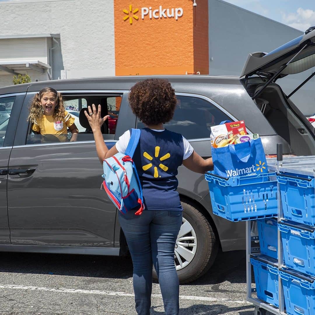 Wal-Mart Stores, Incさんのインスタグラム写真 - (Wal-Mart Stores, IncInstagram)「When the back-to-school hustle hits, remember #GroceryPickup is your time-saving, food-packing BFF. 🤜🤛」8月12日 2時00分 - walmart