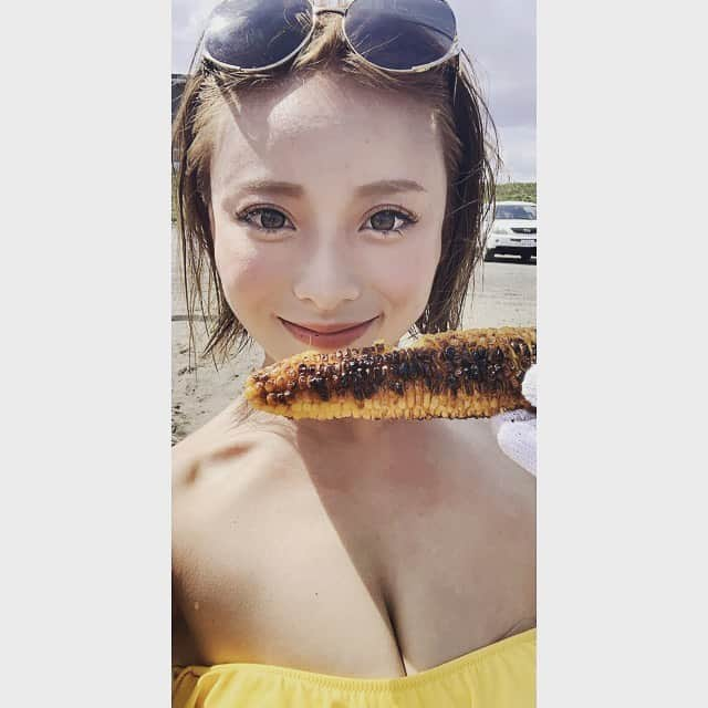 ハピネス笑舞のインスタグラム：「夏って最高！！😎💕 アウトドアだいすき🥺️！！ 私さ、最近思う事があるのよ。 フリーダムに自分の好きな事がやれて、好きなものを買えて、好きなところに行って、好きなように時間を使えて、本当に自分今幸せだな。と心の底から思うの。笑😳  そりゃ嫌なことだってあるけどさ、乗り超えた先に達成感とか自信がついてきたりするじゃん？ジムも同じで本当はあんまり好きじゃない有酸素も下半身トレーニングもやりきったら、まじで自分を褒め称えるの。🔥 「今日もかっこいいぞ！よくやった！」ってね👌  自分のこと好きですね。とかさ、あたし、よく言われるんよ😂 でもそれのなにが悪いんだろうか？といつも疑問に思うんだよね😂 私胸張っていえるけど、自分のこと大好きだぜ？笑🤣 自分愛さないでどーすんの！🏃🏻‍♀️✨ 好きなことしてたくさん笑って過ごしてる自分が「あ〜！幸せ〜！最高！」って思えてる時の自分が大好きなんよ！😁 周りの目とかいちいち気にしないで興味があることはガンガンやる、ちまちま言ってくる奴のことなんて構ってる暇がないわけね🏃🏻‍♀️🔥！！ 周りに無駄な気をつかって殻に閉じこもる必要性がまじでない！！！ やりたいことすりゃいいんだよ！ 自分の欲求を満たせて、達成できたときがいっちゃん、かっこいい！！ だから私はきっとこれからも好奇心旺盛で思いついたら即行動して、ぶっ飛んでる女でいる🤣✨✨✨ 誰がなんと言おうとそれでいい。😂 今の自分が一番好き。  明日も海でぶっとび！🔥🥺️ 寝るわ！おやすみ！😆」