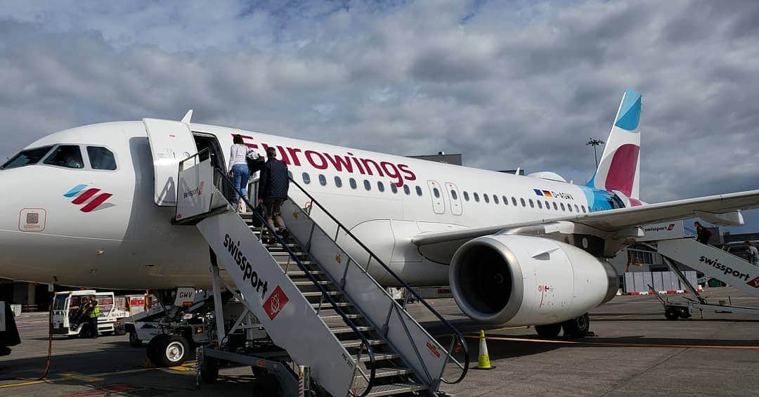 梅田陽子さんのインスタグラム写真 - (梅田陽子Instagram)「はじめて乗る会社の飛行機にウキウキ。  #のりものーと#乗り物#乗り物好き#飛行機好き#電車好き#lcc#eurowings#仕事」8月12日 2時04分 - yokoumeda
