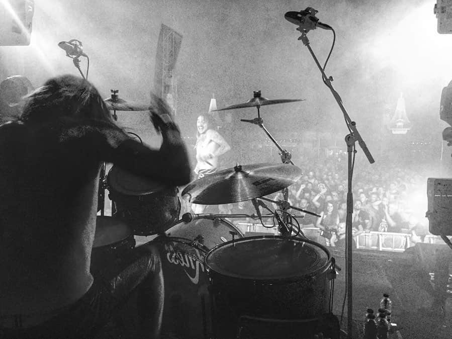 ルーファス・テイラーのインスタグラム：「The night before last @nirwana_tuinfeest for our last festival of the season. 🍻 #thedarkness 📸 - @scottdolansprings」