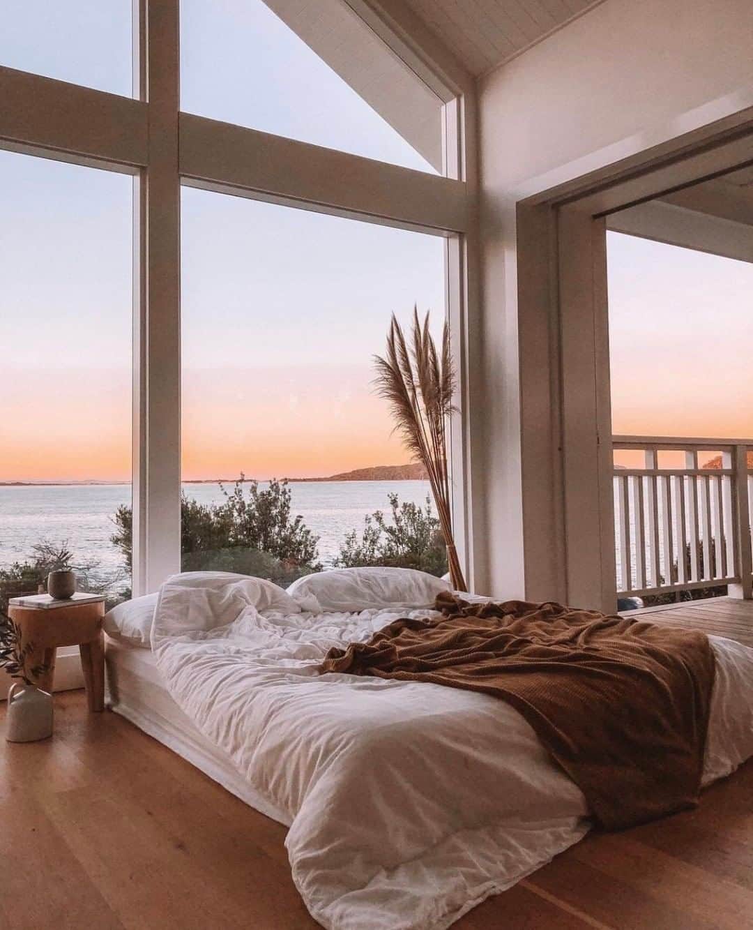 チェイサーのインスタグラム：「spending Sunday snuggles with this view would not be bad😍🤗 @lisadanielle__ #chaserbrand #sundayscaries #sundaysnuggles #sunset」
