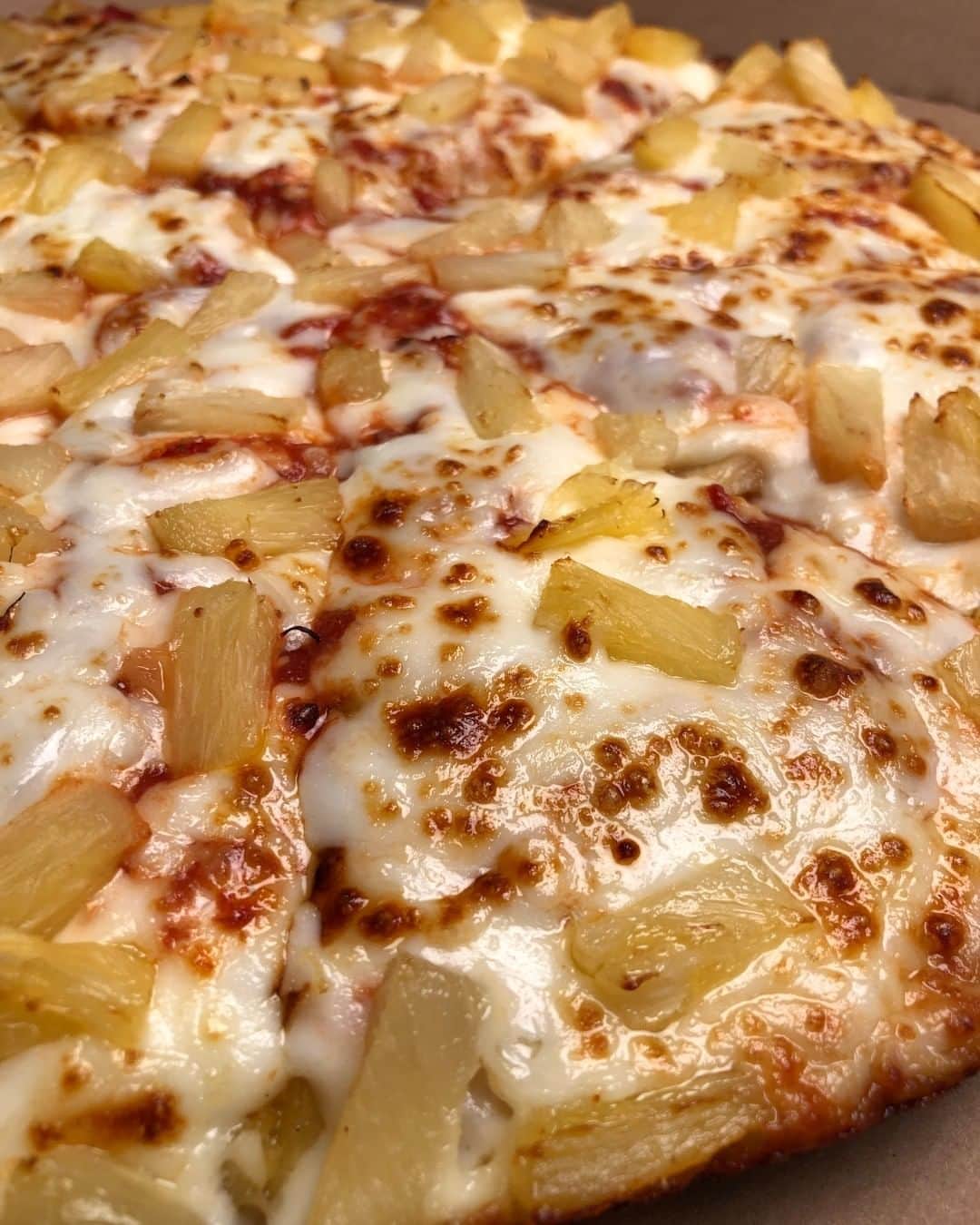 Domino's Pizzaさんのインスタグラム写真 - (Domino's PizzaInstagram)「If you've got a problem with pineapple, you've got a problem with me. 💁‍♀️💁‍♂️ • • • • •  #pineapplepizza #dominospizzapics #dominospizza #pizzadeliver」8月12日 2時10分 - dominos
