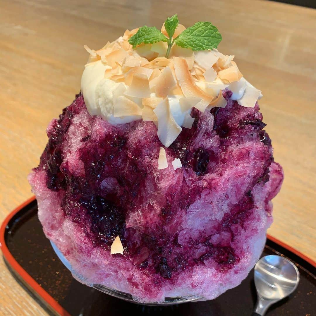 菜乃花さんのインスタグラム写真 - (菜乃花Instagram)「今日は繭ちゃんとかき氷デートを🍧  今回は【 #コビコーヒー 】 8月のかき氷は  #ぶどうとココナッツのブランマンジェに杏仁クリーム ！  ぶどうがさっぱりで、 杏仁クリームが爽やかでまろやかで、 のってるココナッツは甘くてサクサクで、 食べ進めていくとブランマンジェが！楽しい！  タイミング良くほぼ並ばずに入れたし、 とても穴場スポットでした☺️！ . . 久々の繭ちゃんは相変わらず美しくて、美の秘訣を聞こうと思ってたのにひたすらくだらない話をして帰ってしまいました🥺  次は絶対に聞き出してやるぞ！！！！」8月12日 2時13分 - nanoka0707