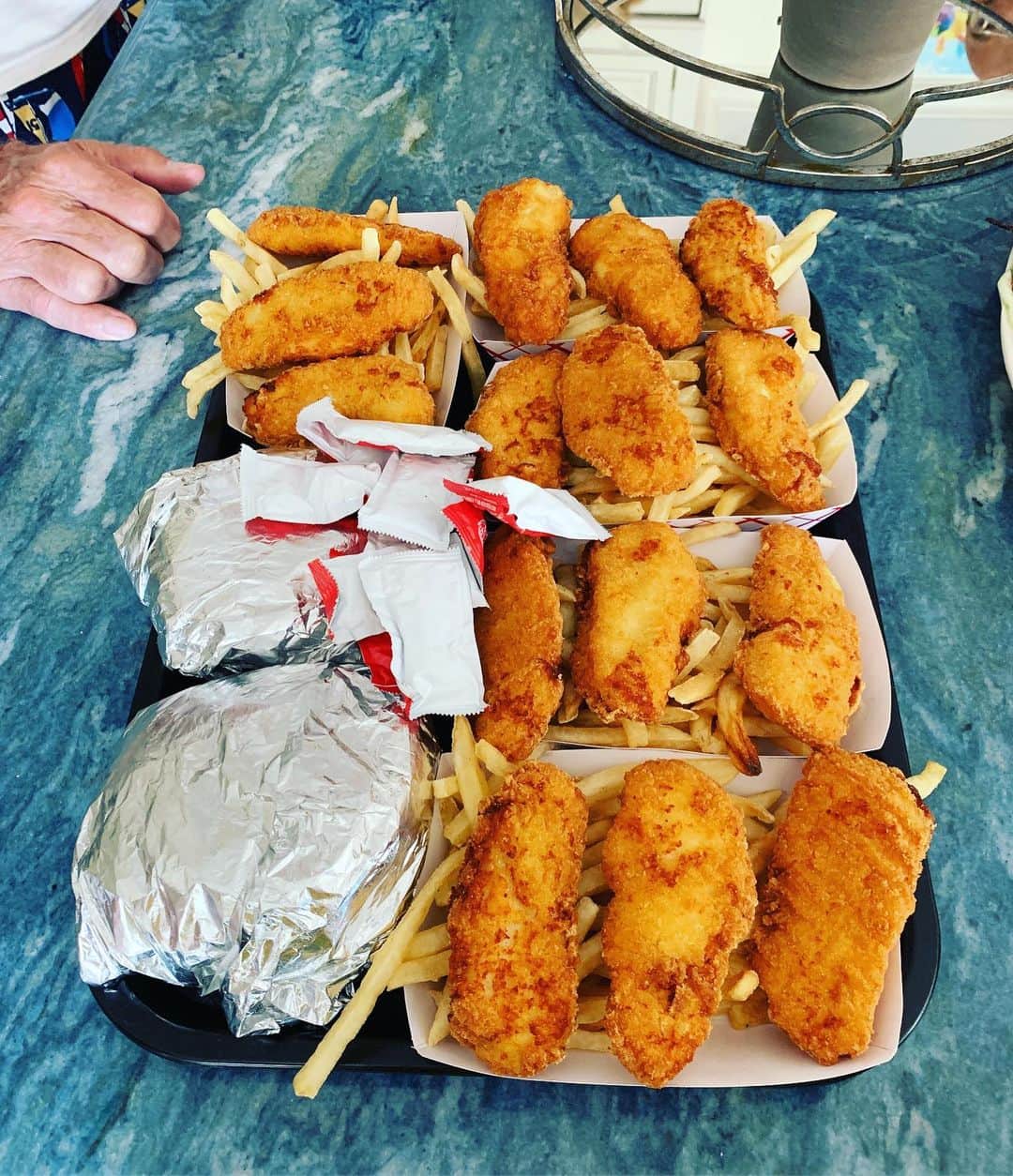 のインスタグラム：「boardwalk haul 🍔🍗🍟」