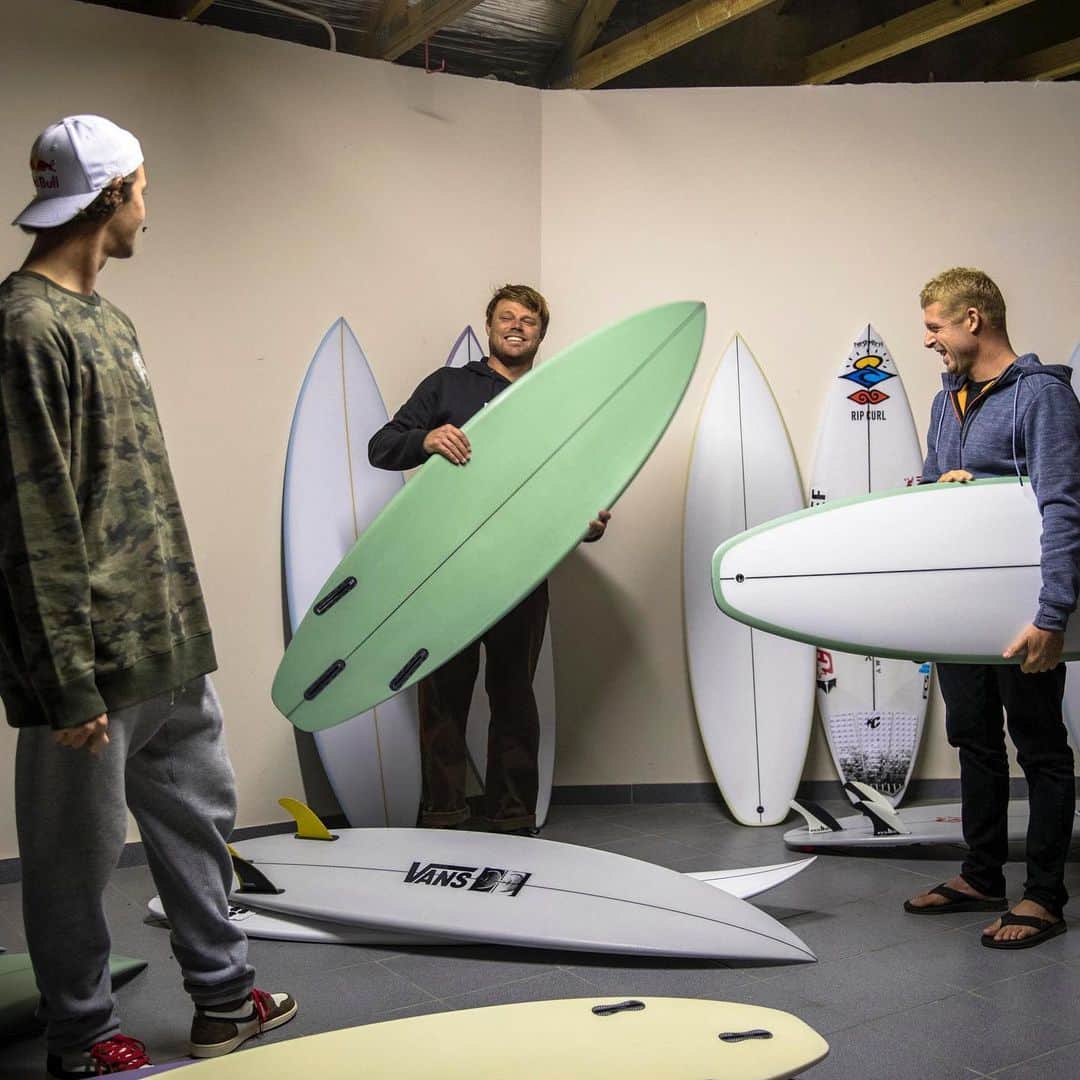 Surf Magazineさんのインスタグラム写真 - (Surf MagazineInstagram)「Some early scenes from this year’s #stabinthedark in South Africa. This year we decided to invite all previous talent from our four iterations along with the six best performing shapers, a kinda all-stars edition. Rather than number all of the boards, each has been assigned a colour for the bottom and rails, each board scaled up and down for the surfer’s size. @mfanno may have been injured after 24 hours and bailed home but not before some highly energetic surfing and finding a winner. @sealtooth and @jordysmith88 have now ridden almost all boards with only one absolute elimination each so far. It might seem strange to read but testing surfboards looks kinda stressful. Oh, and @julian_wilson couldnt make it. Photos: @alanvangysen」8月12日 2時24分 - stab