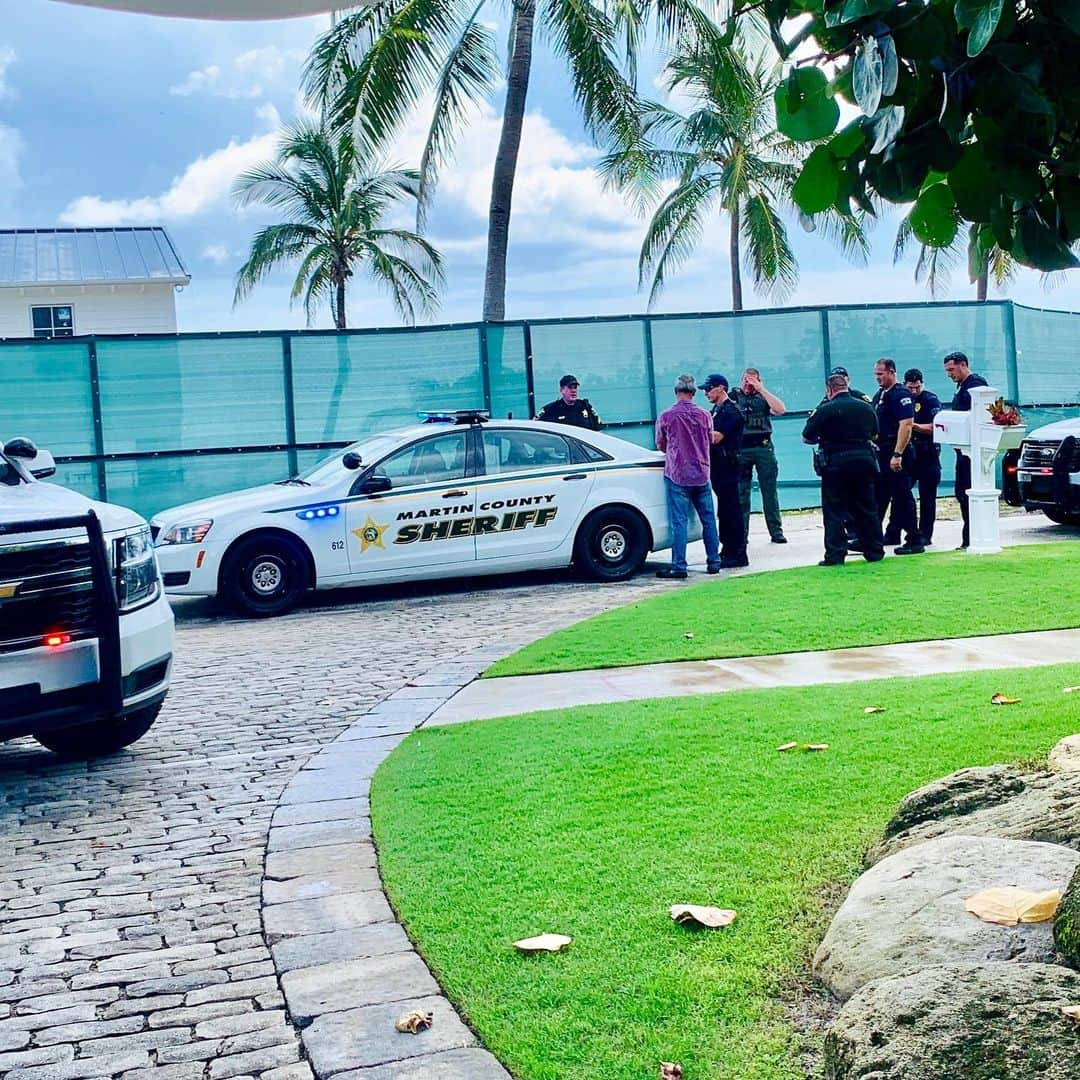 グレグ・ノーマンさんのインスタグラム写真 - (グレグ・ノーマンInstagram)「Never a dull Sunday. Got him on our driveway after shutting down part of the island for the search. Thank you to the guys and girls of Jupiter Island and Martin County Police Department. Your service and commitment is always appreciated welcomed and respected.」8月12日 2時20分 - shark_gregnorman