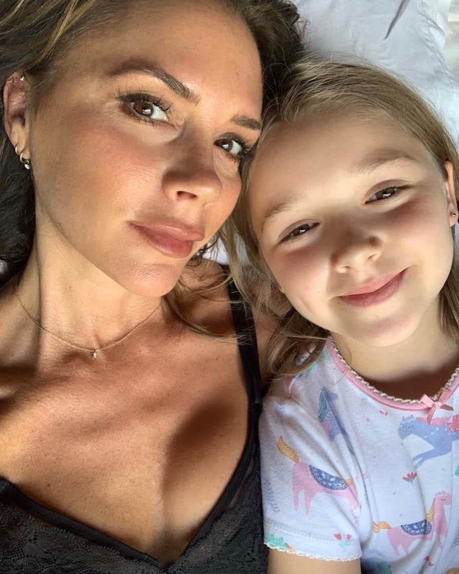 ヴィクトリアベッカムさんのインスタグラム写真 - (ヴィクトリアベッカムInstagram)「Special family time on holiday x Night time cuddles with Harper xx Kisses #HarperSeven」8月12日 2時25分 - victoriabeckham