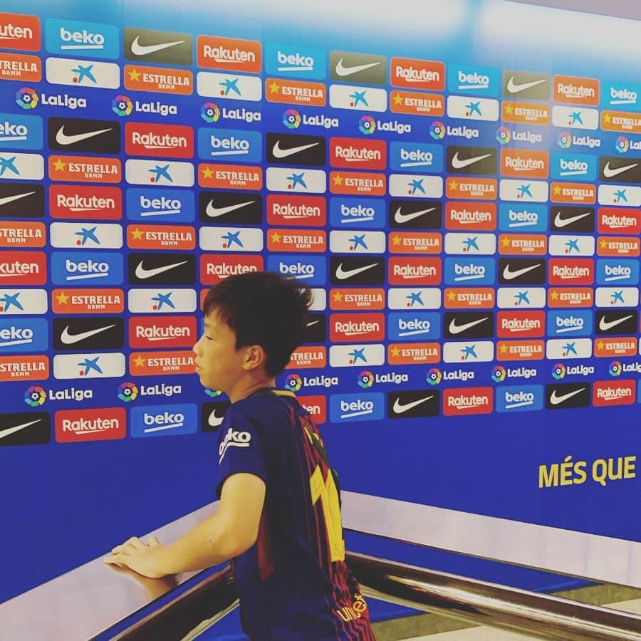 AYUMIさんのインスタグラム写真 - (AYUMIInstagram)「スペインのサッカーチーム🇪🇸⚽️ FCバルセロナのスタジアム〝カンプノウ〝へ スター選手たちがつかっている入場口を通りスタジアムへ！ベンチに座ってみたり、ロッカールームやヒーローインタビューのスペースにはいってみたり✨ 夢のあるカンプノウツアー！ . . #スペイン🇪🇸 #FCバルセロナ #バルサ #カンプノウスタジアム」8月12日 2時30分 - ayumiayunco