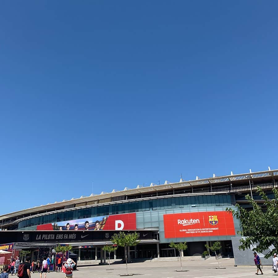 AYUMIさんのインスタグラム写真 - (AYUMIInstagram)「スペインのサッカーチーム🇪🇸⚽️ FCバルセロナのスタジアム〝カンプノウ〝へ スター選手たちがつかっている入場口を通りスタジアムへ！ベンチに座ってみたり、ロッカールームやヒーローインタビューのスペースにはいってみたり✨ 夢のあるカンプノウツアー！ . . #スペイン🇪🇸 #FCバルセロナ #バルサ #カンプノウスタジアム」8月12日 2時30分 - ayumiayunco