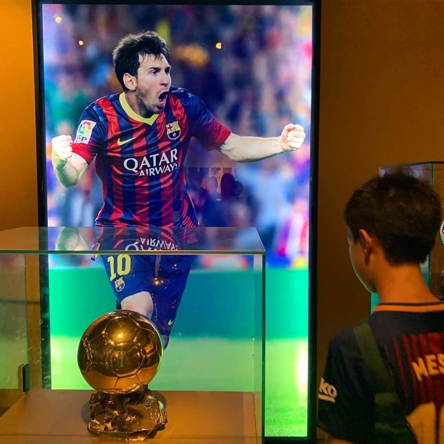 AYUMIさんのインスタグラム写真 - (AYUMIInstagram)「スペインのサッカーチーム🇪🇸⚽️ FCバルセロナのスタジアム〝カンプノウ〝へ スター選手たちがつかっている入場口を通りスタジアムへ！ベンチに座ってみたり、ロッカールームやヒーローインタビューのスペースにはいってみたり✨ 夢のあるカンプノウツアー！ . . #スペイン🇪🇸 #FCバルセロナ #バルサ #カンプノウスタジアム」8月12日 2時30分 - ayumiayunco