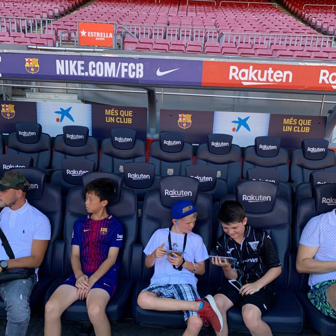 AYUMIさんのインスタグラム写真 - (AYUMIInstagram)「スペインのサッカーチーム🇪🇸⚽️ FCバルセロナのスタジアム〝カンプノウ〝へ スター選手たちがつかっている入場口を通りスタジアムへ！ベンチに座ってみたり、ロッカールームやヒーローインタビューのスペースにはいってみたり✨ 夢のあるカンプノウツアー！ . . #スペイン🇪🇸 #FCバルセロナ #バルサ #カンプノウスタジアム」8月12日 2時30分 - ayumiayunco