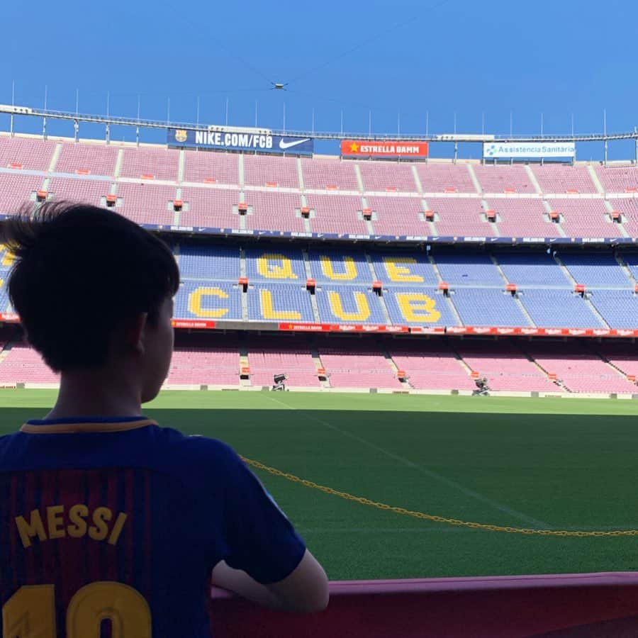 AYUMIさんのインスタグラム写真 - (AYUMIInstagram)「スペインのサッカーチーム🇪🇸⚽️ FCバルセロナのスタジアム〝カンプノウ〝へ スター選手たちがつかっている入場口を通りスタジアムへ！ベンチに座ってみたり、ロッカールームやヒーローインタビューのスペースにはいってみたり✨ 夢のあるカンプノウツアー！ . . #スペイン🇪🇸 #FCバルセロナ #バルサ #カンプノウスタジアム」8月12日 2時30分 - ayumiayunco