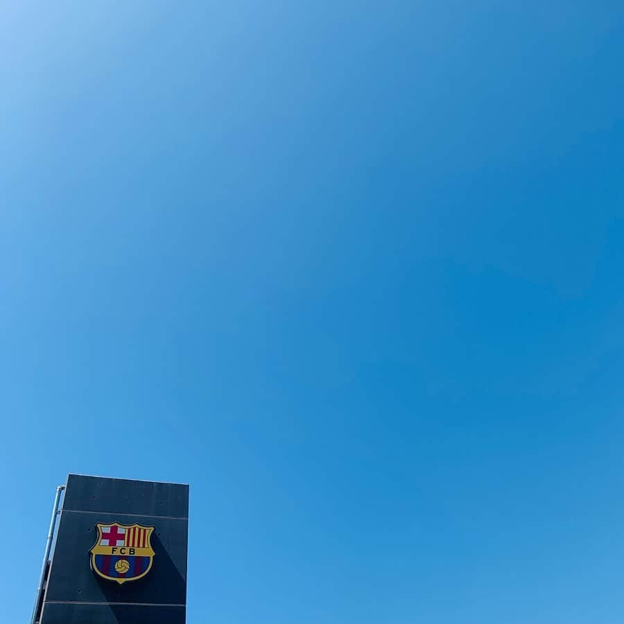 AYUMIさんのインスタグラム写真 - (AYUMIInstagram)「スペインのサッカーチーム🇪🇸⚽️ FCバルセロナのスタジアム〝カンプノウ〝へ スター選手たちがつかっている入場口を通りスタジアムへ！ベンチに座ってみたり、ロッカールームやヒーローインタビューのスペースにはいってみたり✨ 夢のあるカンプノウツアー！ . . #スペイン🇪🇸 #FCバルセロナ #バルサ #カンプノウスタジアム」8月12日 2時30分 - ayumiayunco