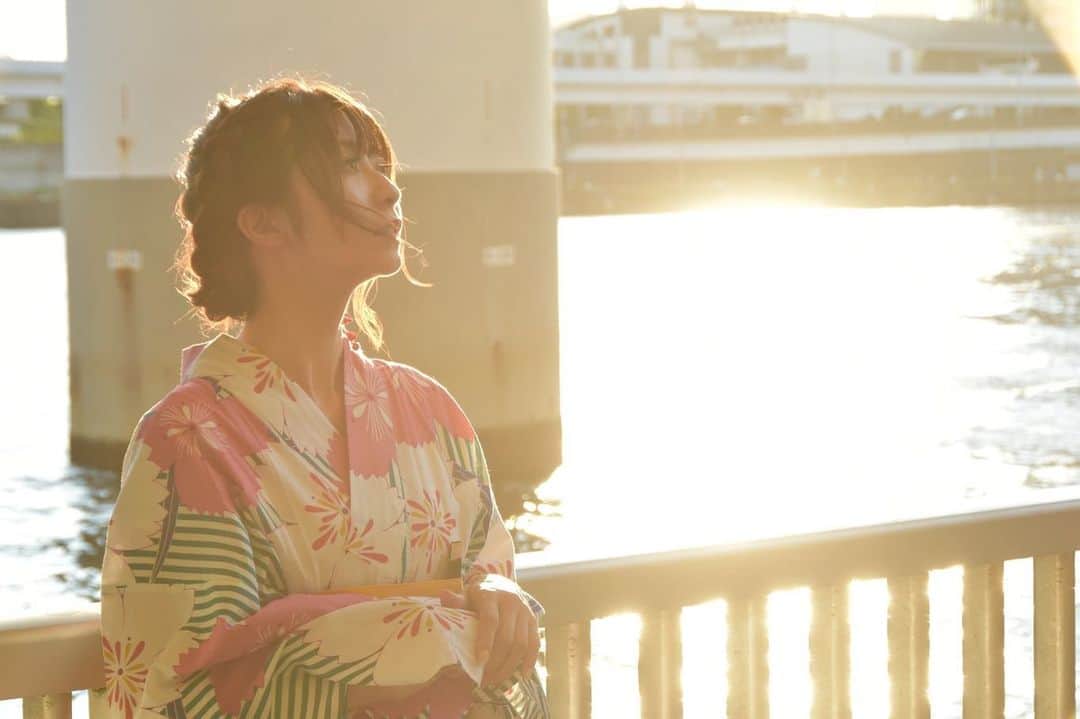 のインスタグラム：「逆光の夕陽の写真って好きなんですよね😌  どんどん、お日様が傾いて  沈んで。  だんだん薄暗くなって  町に明かりが灯る。  夜に変わる瞬間がステキでした  #夏の思い出 #お台場の夕陽 #夕焼け空 #夕焼け #逆光撮影 #台場 #浴衣美人 #浴衣姿 #横顔 #撮影会 #撮影会モデル #model #followme #daiba #海 #東京湾 #サンセット #sunset #レインボーブリッジ #夜景 #ファインダー越しの私の世界 #カメラ好きな人と繋がりたい #撮影 #夜景撮影会  #浴衣撮影会 #yukata #japanesegirl #kimono #浴衣好きな人と繋がりたい #和服」