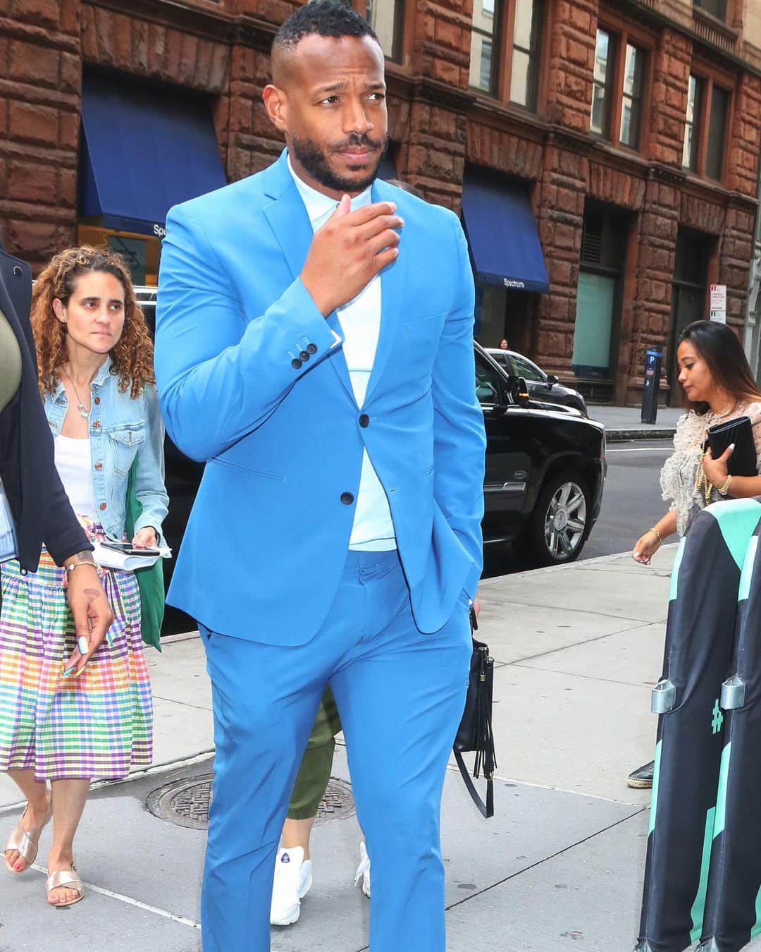 ペリーエリスのインスタグラム：「@marlonwayans was spotted out in New York City this week wearing our Very Slim Turquoise Tech Suit. #PerryEllis #LifeReadySince1976」