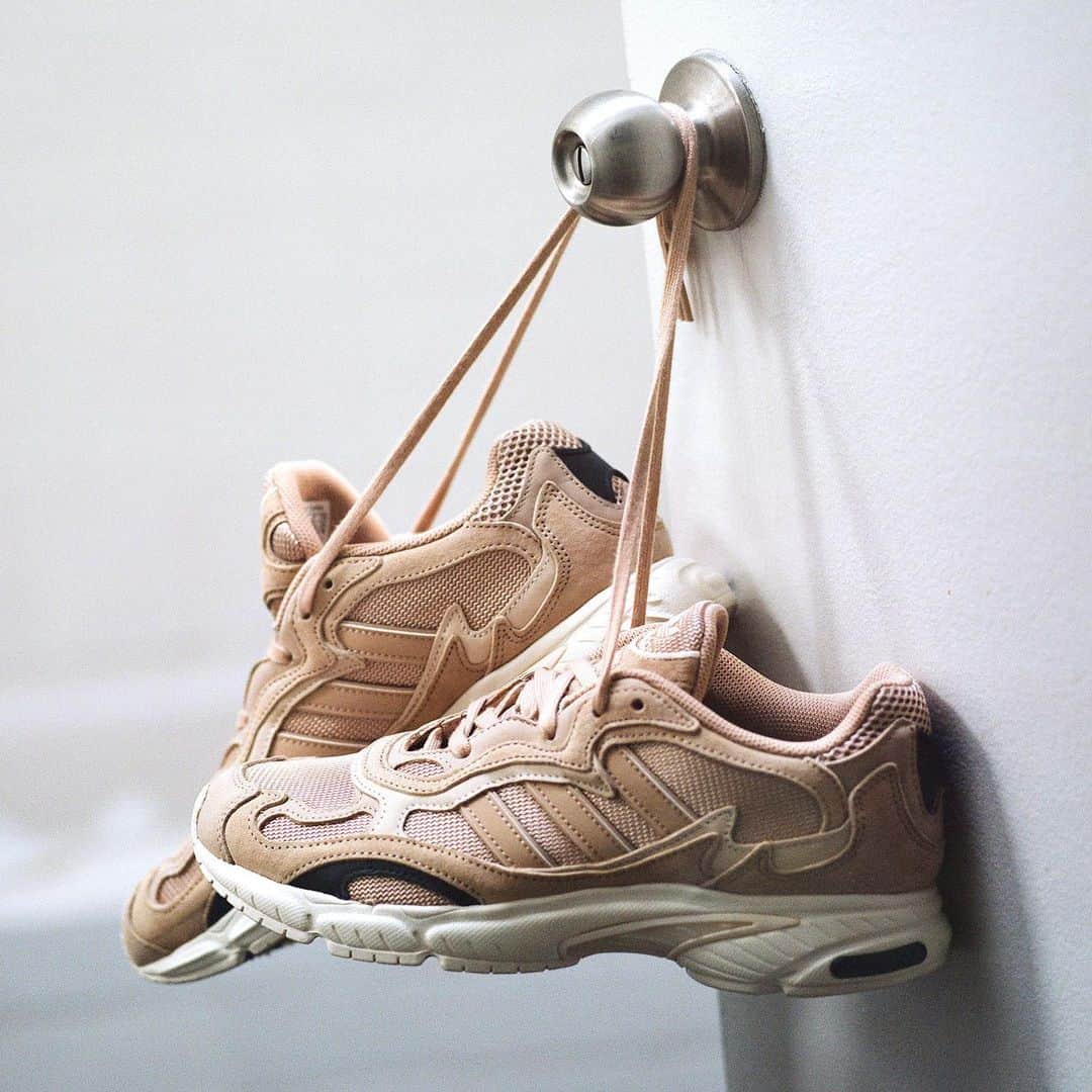 Sneaker Newsさんのインスタグラム写真 - (Sneaker NewsInstagram)「Sneakersnstuff gives the adidas Temper Run a premium look with Pale Nude uppers built with suede and mesh. For a closer look at the upcoming release, hit the link in our bio.」8月12日 2時58分 - sneakernews