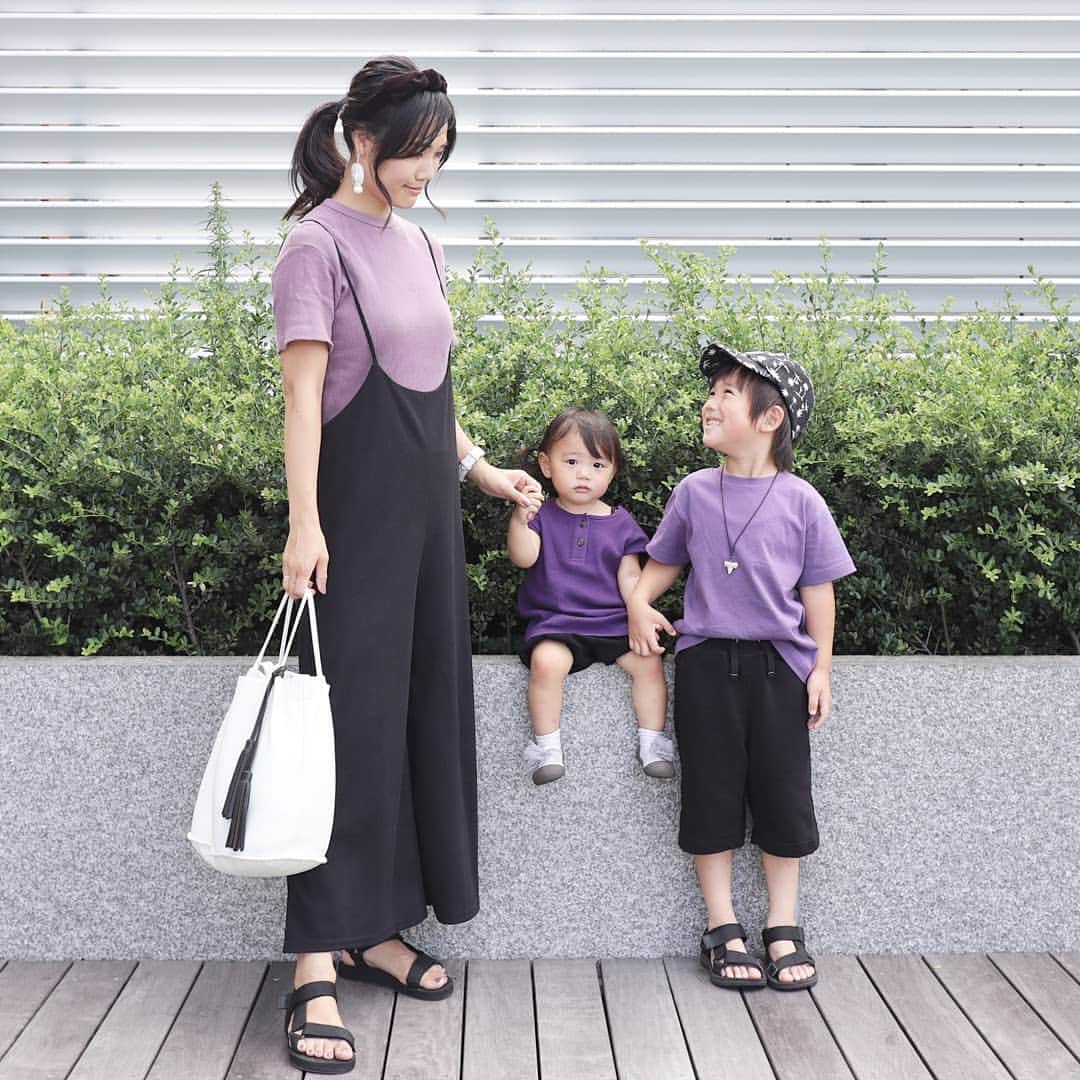 Eri Satoのインスタグラム：「purple×blackリンクコーデ · tops: @gu_global #ワッフルT shoes: @outletshoes_official 👦 tops,pants: @gu_for_all_ #コットンカラークルーネックt #スウェットイージーハーフパンツ shoes: @outletshoes_official 👧 tops: #gu #リブヘンリーネックT · 3人絶妙に色合いの違うパープルに、黒を合わせてリンクコーデ😋 トップスは全員GUだよ😁 娘は110cmサイズをワンピっぽく着せてみたよ！ 可愛すぎる😍←親バカ · 二人連れて出掛けるの大変だけど、リンクコーデ出来るのは嬉しい😘 · #GUKIDS#GU親子モデルコンテスト#ジユジョ#fashion#ootd#outfit #code#coordinate#stylepoint#instafashion#instagood#instalike#ファッション#コーディネート#コーデ#プチプラ#プチプラコーデ#ママコーデ#fashion#カジュアルコーデ#シンプルコーデ#シンプルファッション #親子リンクコーデ愛好家 #おしゃれさんと繋がりたい#おやこーで #おしゃれ好きな人と繋がりたい#ootd」
