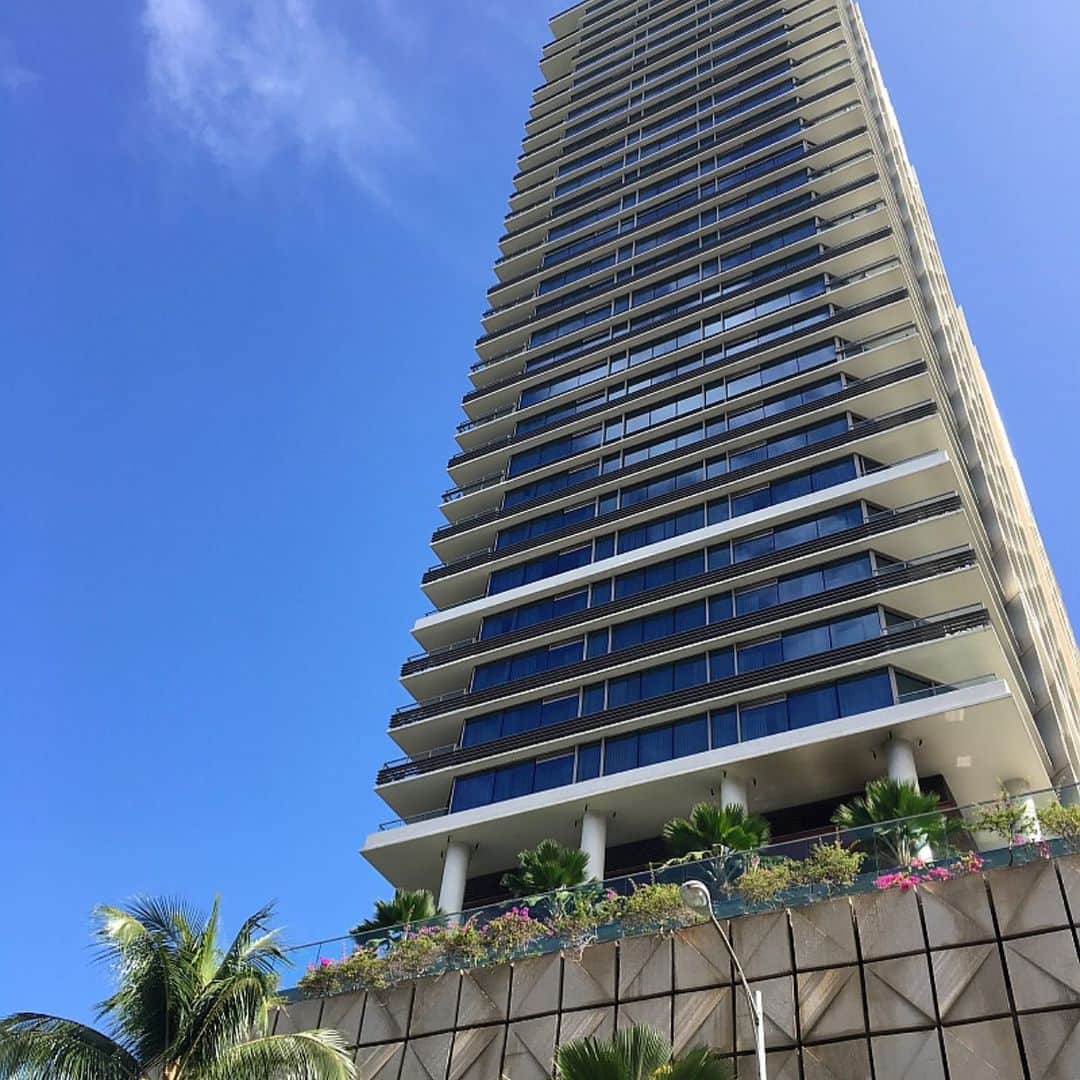 Trump Waikikiさんのインスタグラム写真 - (Trump WaikikiInstagram)「Aloha from 38 stories high. Experience one of our luxurious 1, 2 or 3 bedroom suites. They are great for families, multi-generational travelers or even a #girlfriendgetaway.  #trumpwaikiki #neversettle  #suitedeal #roomwithaview #familytravel #luxurytravel #waikikihotel #hawaiihotel #fivestarhotelhonolulu #hawaiianvacation  38階建てのトランプ・ワイキキ。人数に応じて選べる１～３ベッドルームスイートは、ファミリーバケーションにオススメです。 #トランプワイキキ#ファミリーバケーション #家族旅行 #ハワイ旅行 #ハワイ #バケーション #スイート」8月12日 3時00分 - trumpwaikiki