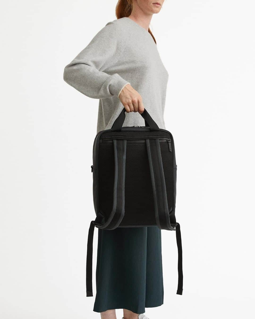 ウォントのインスタグラム：「Our sustainably crafted convertible bags offer utility at every touchpoint. Our Dorado effortlessly adapts for the active city life—featuring media pockets for laptop, phone and chargers. Shop unisex convertible bags, link in bio. — #wantlesessentiels #sustainable #ECONYL #convertiblebags #accessories #unisex」