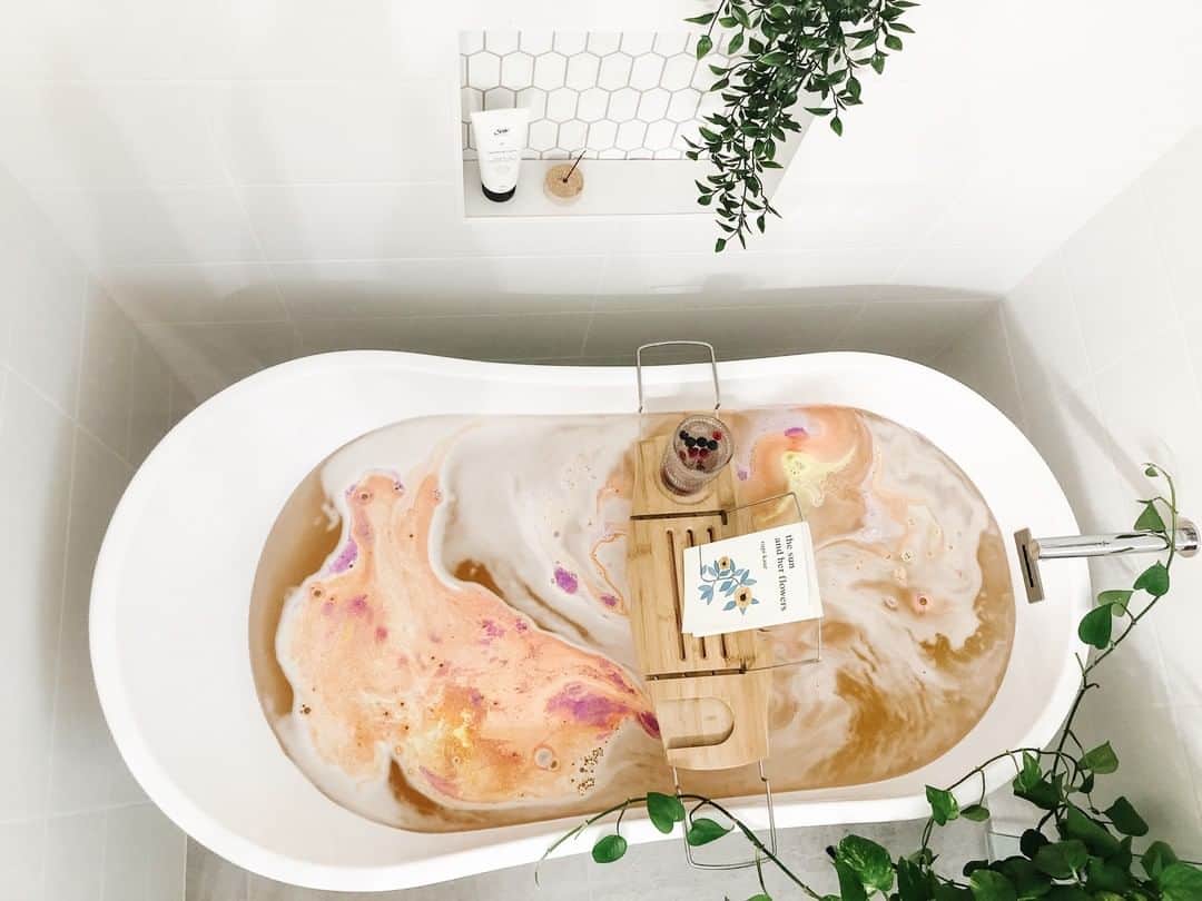 LUSH Cosmeticsさんのインスタグラム写真 - (LUSH CosmeticsInstagram)「Sunday vibes ✌️ Please do not disturb. Tap for Bath Bomb reveal. 📷:@tessmsereda⁠ *⁠ *⁠ *⁠ *⁠ *⁠ #bath #relax #skincare #bathbomb #bathtub #bathbombs #essentialoils #bathtime #relaxing #lush #lushcosmetics #lushie #lushlife #wethebathers #lushcommunity⁠」8月12日 3時00分 - lushcosmetics