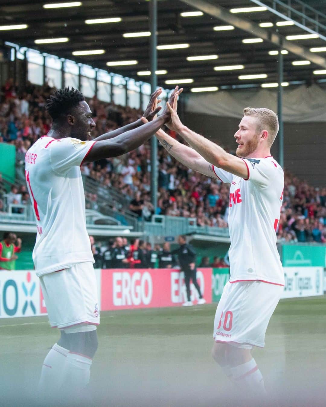1.FCケルンさんのインスタグラム写真 - (1.FCケルンInstagram)「🔴⚪ Come on, #effzeh! ___ #SVWWKOE #Köln #Kölle #fcköln @kingsle.y @kainz.florian」8月12日 3時01分 - fckoeln