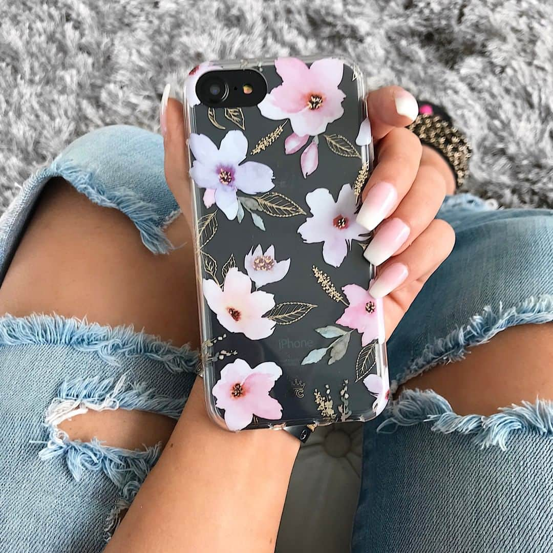 VELVETCAVIARさんのインスタグラム写真 - (VELVETCAVIARInstagram)「Keeping it simple, just like this case.⠀⠀⠀⠀⠀⠀⠀⠀⠀ Tell us, what is your favorite flower? 🌸👇 #velvetcaviar #florals」8月12日 3時01分 - velvetcaviar