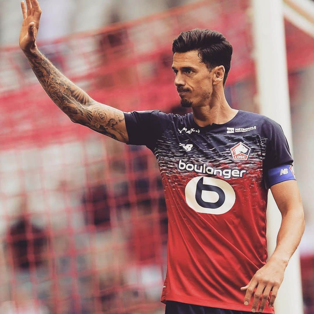 ジョゼ・フォンテさんのインスタグラム写真 - (ジョゼ・フォンテInstagram)「#wearelosc + 3  Merci a Tous pour le soutien! #on a commencé très bien 🤙🏻 #allezlelosc  Well done to the new players on your debuts and specially @victorosimhen9 🔥 Name your restaurant brother 🤙🏻」8月12日 3時01分 - f6nte