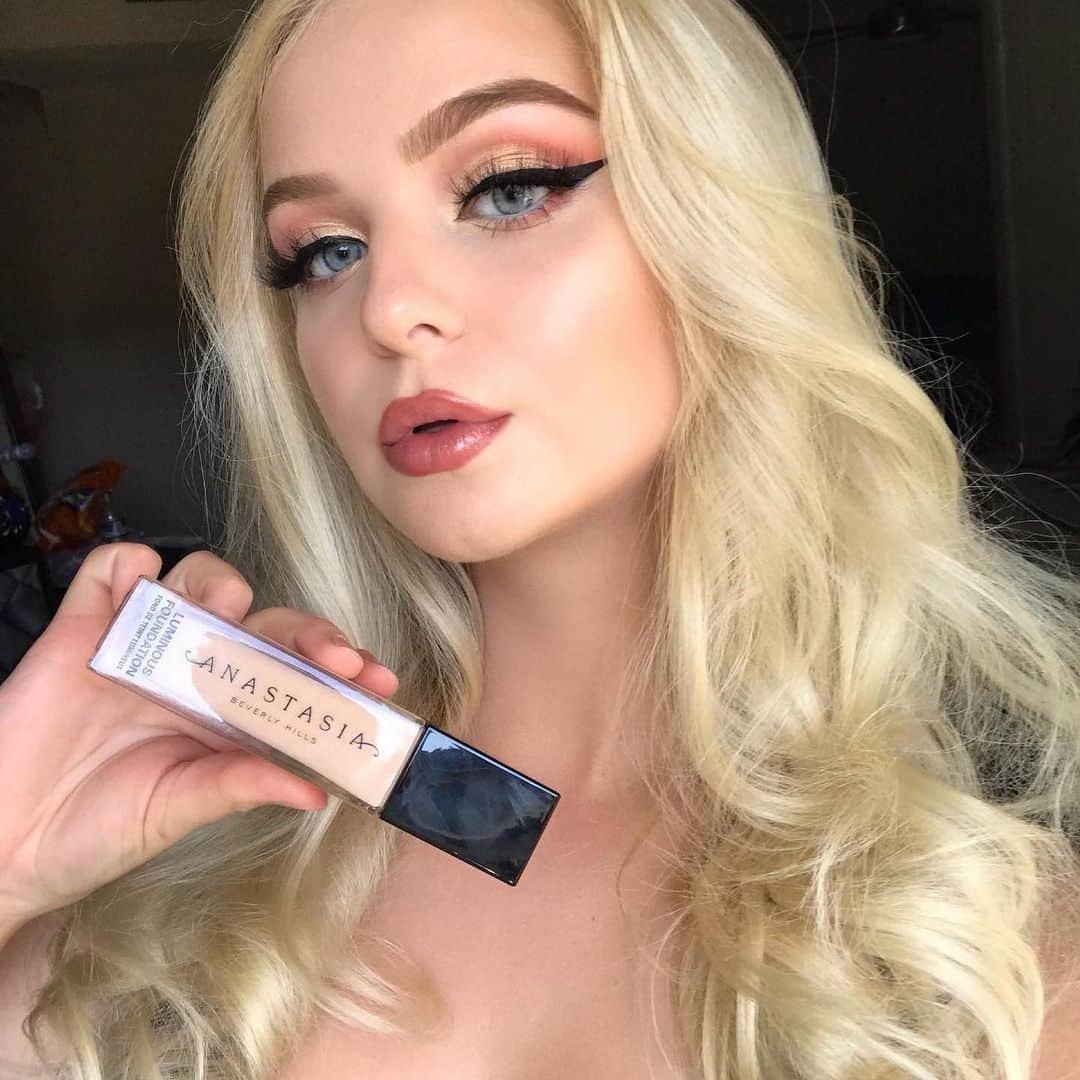 Anastasia Beverly Hillsさんのインスタグラム写真 - (Anastasia Beverly HillsInstagram)「That glow 😍 @makeupbyolena • Dipbrow Pomade in Blonde • NEW Luminous Foundation in shade 130N  #abhfoundation」8月12日 3時03分 - anastasiabeverlyhills