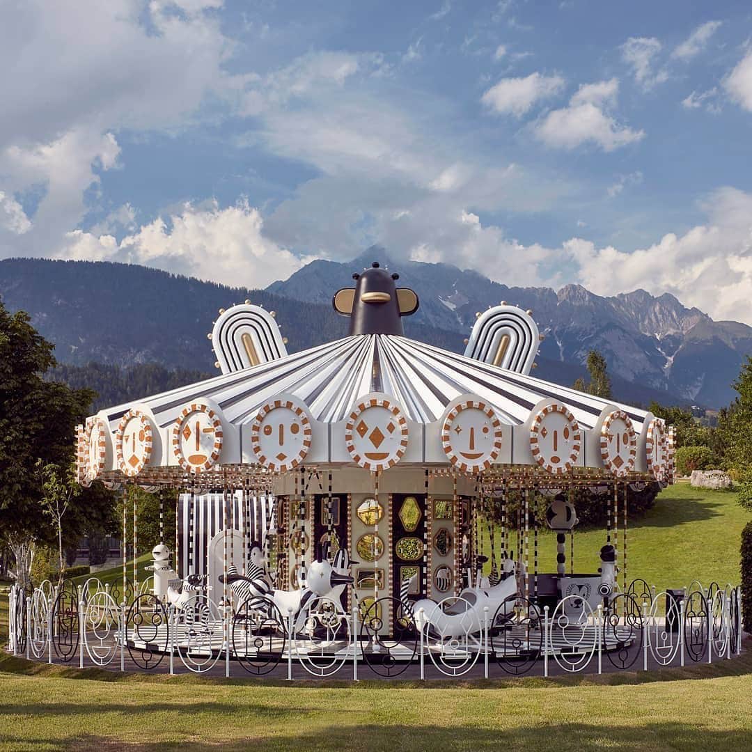 Design Milkさんのインスタグラム写真 - (Design MilkInstagram)「We want to give this #carousel a spin (pun fully intended). Designed by @jaimehayon for @swarovski, the @Kristallwelten in Wattens, #Austria is a modern day design of the classic ride. \\\ photo by @markcocksedge」8月12日 3時17分 - designmilk