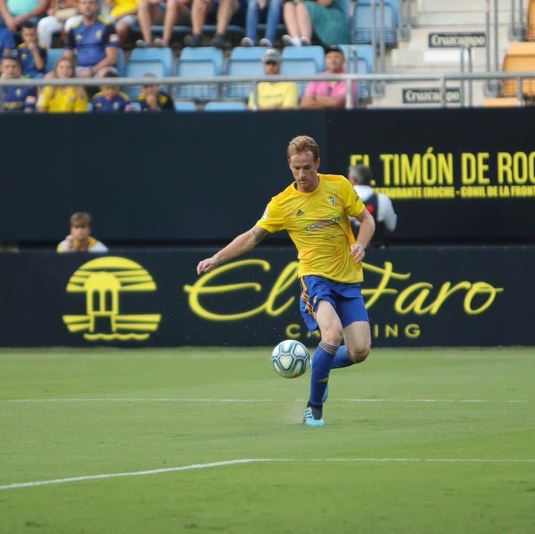 アレハンドロ・フェルナンデス・イグレシアスのインスタグラム：「Se acabó la pretemporada... Buenas sensaciones en el último partido, ahora empieza lo bueno! Vamos Cádiz! 💛💙」