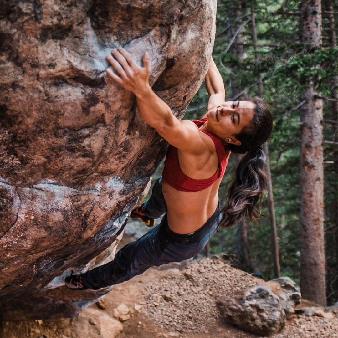 ニーナ・ウィリアムズさんのインスタグラム写真 - (ニーナ・ウィリアムズInstagram)「Even boulders need hugs. #lovematters 🤗📸 @petite.press  #climbing #bouldering #guanellapass @thenorthface_climb」8月12日 3時08分 - sheneenagins